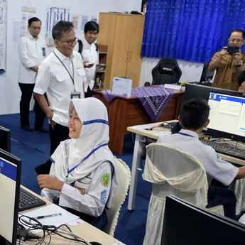 Mendikdasmen Larang Pengawas TKA Unggah Aktivitas ke Medsos, Ancam Sanksi Tegas