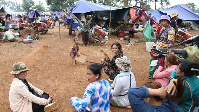 Warga Kamboja yang dievakuasi dari konflik perbatasan Kamboja-Thailand berkumpul di sebuah tempat pengungsian, Provinsi Oddar Meanchey, Kamboja, Sabtu (26/7/2025). Kementerian Pertahanan Kamboja menyebut sekitar 80.000 warga desa negara tersebut telah mengungsi untuk mencari perlindungan yang aman karena bentrokan bersenjata di wilayah perbatasan antara tentara Kamboja dan Thailand. ANTARA FOTO/Xinhua/Sao Khuth/sgd