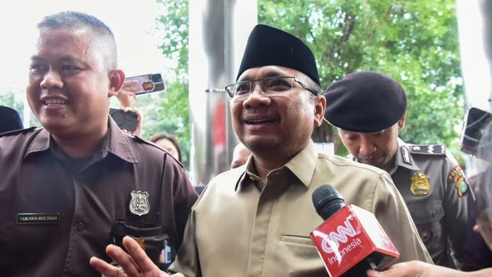Mantan Menteri Agama Yaqut Cholil Qoumas (tengah) berjalan menuju Gedung Merah Putih KPK, Jakarta, Kamis (7/8/2025). Yaqut Cholil Qoumas akan dimintai keterangan oleh KPK dalam penyelidikan kasus dugaan korupsi kuota haji khusus 2024. ANTARA FOTO/Indrianto Eko Suwarso/agr