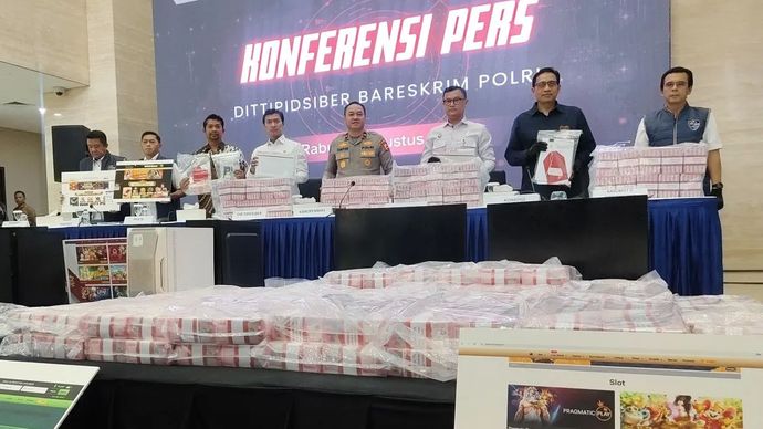 Jajaran Dittipidsiber Bareskrim Polri dan beberapa perwakilan kementerian menunjukkan barang bukti dalam pengungkapan kasus judi online di Gedung Bareskrim Polri, Jakarta, Rabu, 27 Agustus 2025.