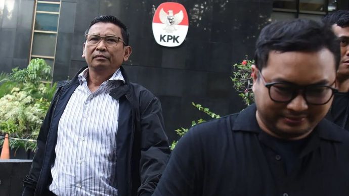 Arsip foto- Mantan Wakil Direktur Utama Bank Rakyat Indonesia (BRI) Catur Budi Harto (kiri) menghindari pertanyaan wartawan usai menjalani pemeriksaan di Gedung Merah Putih KPK, Jakarta, Rabu 10 September 2025. Catur Budi Harto yang telah ditetapkan oleh KPK sebagai tersangka dalam kasus dugaan korupsi pengadaan mesin electronic data capture (EDC) di PT BRI (Persero) pada Rabu (9/7) lalu, diperiksa sebagai saksi untuk tersangka lainnya dalam penyidikan kasus tersebut. ANTARA FOTO/Indrianto Eko Suwarso/nz
