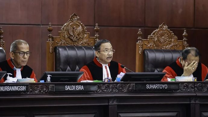 Ketua Mahkamah Konstitusi (MK) Suhartoyo (tengah) bersama Wakil Ketua MK Saldi Isra (kiri) dan anggota Majelis Hakim MK Arief Hidayat (kanan) saat memimpin sidang pengucapan putusan pengujian formil Undang-Undang Nomor 3 Tahun 2025 tentang Perubahan Atas Undang-Undang Nomor 34 Tahun 2004 tentang Tentara Nasional Indonesia di Gedung MK, Jakarta, Rabu 17 September 2025. MK menolak pengujian formil terhadap Undang-Undang Nomor 3 Tahun 2025 tentang Perubahan Atas Undang-Undang Nomor 34 Tahun 2004 tentang Tentara Nasional Indonesia (UU TNI) karena seluruh dalil permohonan tidak terbukti. ANTARA FOTO/Dhemas Reviyanto/rwa.
