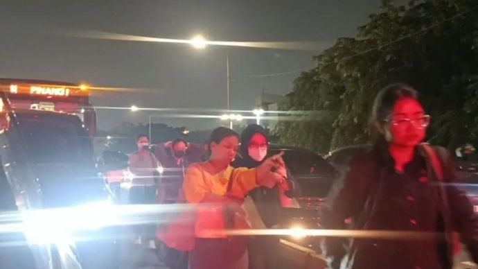 Penumpang bus Transjakarta dari arah Semanggi menuju Slipi di Jakarta Barat terpaksa turun di tengah jalan imbas kemacetan parah di jalur tersebut, Rabu 24 September 2025 malam. ANTARA/Tangkapan Layar