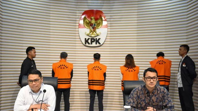 Plt Deputi Penindakan dan Eksekusi KPK Asep Guntur Rahayu (kiri, depan) bersama Juru Bicara KPK Budi Prasetyo (kanan, depan) menunjukkan empat tersangka kasus dugaan korupsi pemerasan dan penerimaan gratifikasi pengurusan Rencana Penggunaan Tenaga Kerja Asing (RPTKA) di Kementerian Ketenagakerjaan yakni Gatot Widiartono (kedua kanan, belakang), Putri Citra Wahyoe (ketiga kanan, belakang), Jamal Shodiqin (ketiga kiri, belakang), dan Alfa Eshad (kedua kiri, belakang) saat konferensi pers penahanan tersangka di Gedung Merah Putih KPK, Jakarta, Kamis (24/7/2025). KPK kembali menahan empat tersangka kasus dugaan korupsi pemerasan dan penerimaan gratifikasi terkait pengurusan RPTKA di Kementerian Ketenagakerjaan yakni Koordinator Bidang Analisis dan Pengendalian Tenaga Kerja Asing Direktorat Pengendalian Penggunaan Tenaga Kerja Asing Kementerian Ketenagakerjaan tahun 2021-2025 Gatot Widiartono dan tiga staf Direktorat Pengendalian Penggunaan Tenaga Kerja Asing (PPTKA) Ditjen Pembinaan Penempatan Tenaga Kerja dan Perluasan Kesempatan Kerja (Binapenta &amp; PKK) Kementerian Ketenagakerjaan tahun 2019-2024 Putri Citra Wahyoe, Jamal Shodiqin dan Alfa Eshad.