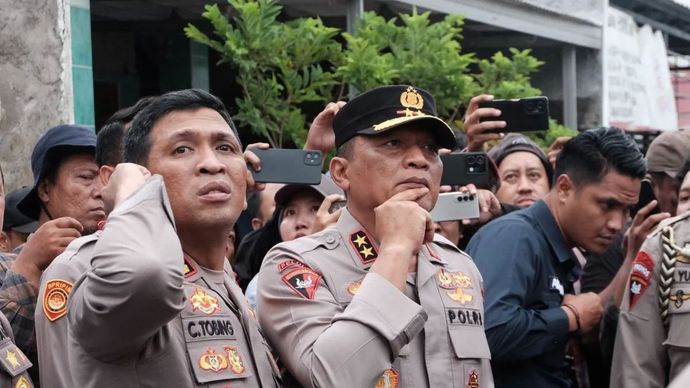 Kepala Polda Jatim Irjen Pol Nanang Avianto (tengah) bersama Kepala Polresta Sidoarjo Kombes Pol Christian Tobing saat mengunjungi lokasi kejadian di Sidoarjo, Selasa, 30 September 2025.