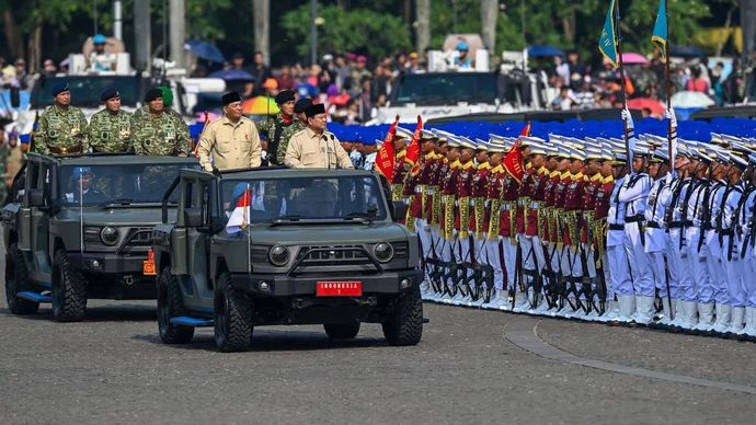 Presiden Prabowo Subianto (keenam kiri), Menteri Pertahanan Sjafrie Sjamsoeddin (keempat kiri), Wakil Panglima TNI Jenderal TNI Tandyo Budi Revita (ketiga kiri) KSAL Laksamana TNI Muhammad Ali (kedua kiri), KSAU Marsekal TNI Tonny Harjono (kiri) meme