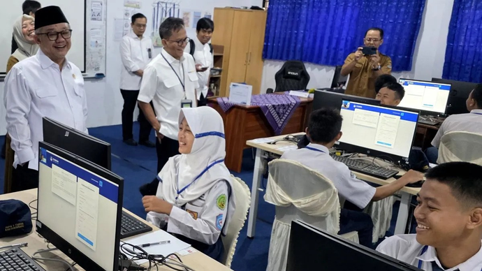 Menteri Pendidikan Dasar dan Menengah (Mendikdasmen) Abdul Mu'ti bersama Kepala Badan Standar Kurikulum dan Asesmen Pendidikan (BSKAP) Kemendikdasmen Toni Toharudin menyemangati peserta Tes Kemampuan Akademik (TKA) hari pertama di SMP Negeri 2 Curug, Kabupaten Tangerang, Provinsi Banten pada Senin (6/4/2026). ANTARA/Hana Dewi Kinarina Kaban