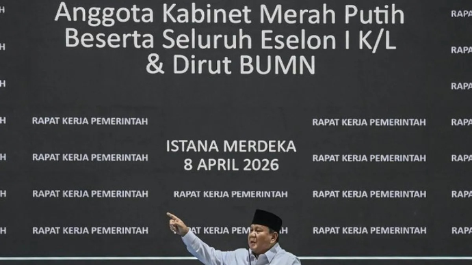 Presiden Prabowo Subianto memberi taklimat saat Rapat Kerja Pemerintah dengan Kabinet Merah Putih berserta seluruh Eselon I K/L dan Dirut BUMN di Kompleks Istana Kepresidenan, Jakarta, Rabu (8/4/2026). Presiden menyampaikan bahwa rapat ini menjadi momentum untuk mengevaluasi kinerja pemerintahan yang telah berjalan lebih dari satu tahun serta guna mengingatkan para pejabat mengenai berbagai ancaman global yang berpotensi memengaruhi Indonesia di antaranya krisis pangan, krisis energi, dan krisis air. ANTARA FOTO/Galih Pradipta/kye