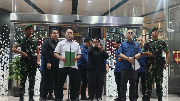 Direktur Penyidikan (Dirdik) Jaksa Agung Muda Bidang Tindak Pidana Khusus (Jampidsus) Kejagung Syarief Sulaeman (tengah kanan) dan Kepala Pusat Penerangan Hukum (Kapuspenkum) Kejagung Anang Supriatna (tengah kiri) memberikan keterangan pers di Gedung Jampidsus Kejagung, Jakarta, Kamis (9/4/2026). (ANTARA/Nadia Putri Rahmani)