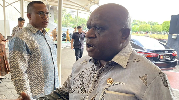 Arsip - Menteri HAM Natalius Pigai menjawab wartawan di kompleks parlemen, Senayan, Jakarta, Selasa (7/4/2026). ANTARA/Fath Putra Mulya/pri.