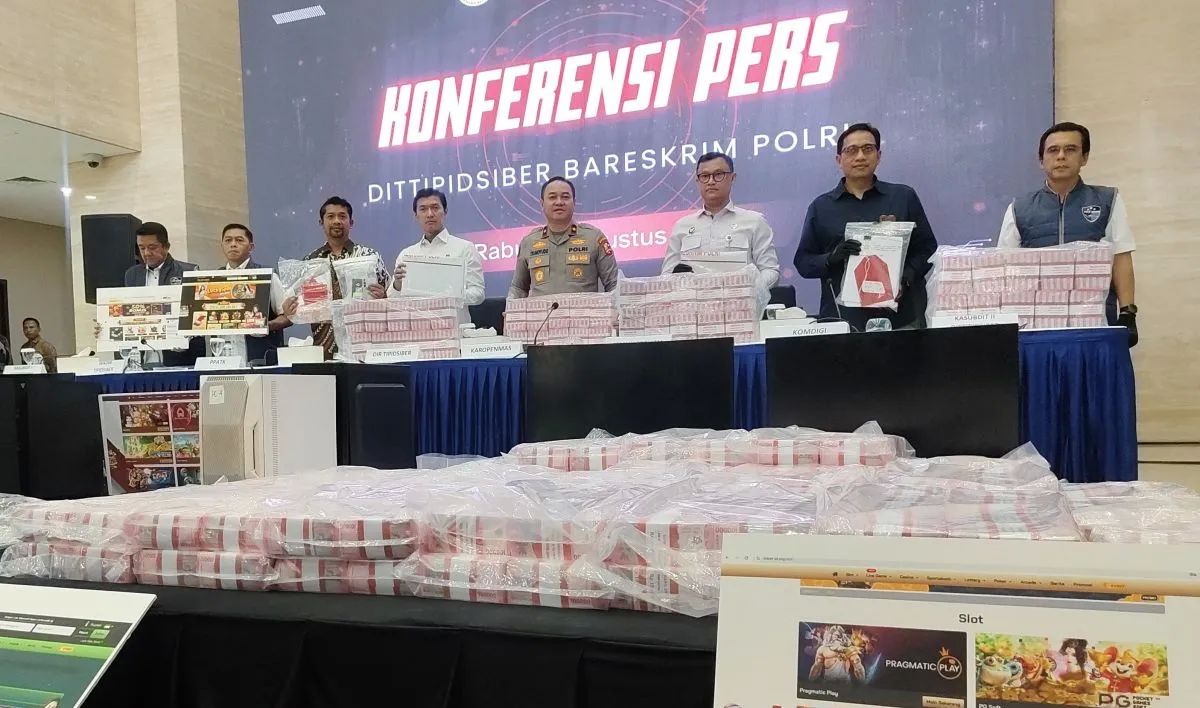 Jajaran Dittipidsiber Bareskrim Polri dan beberapa perwakilan kementerian menunjukkan barang bukti dalam pengungkapan kasus judi online di Gedung Bareskrim Polri, Jakarta, Rabu, 27 Agustus 2025. <b>(ANTARA)</b>