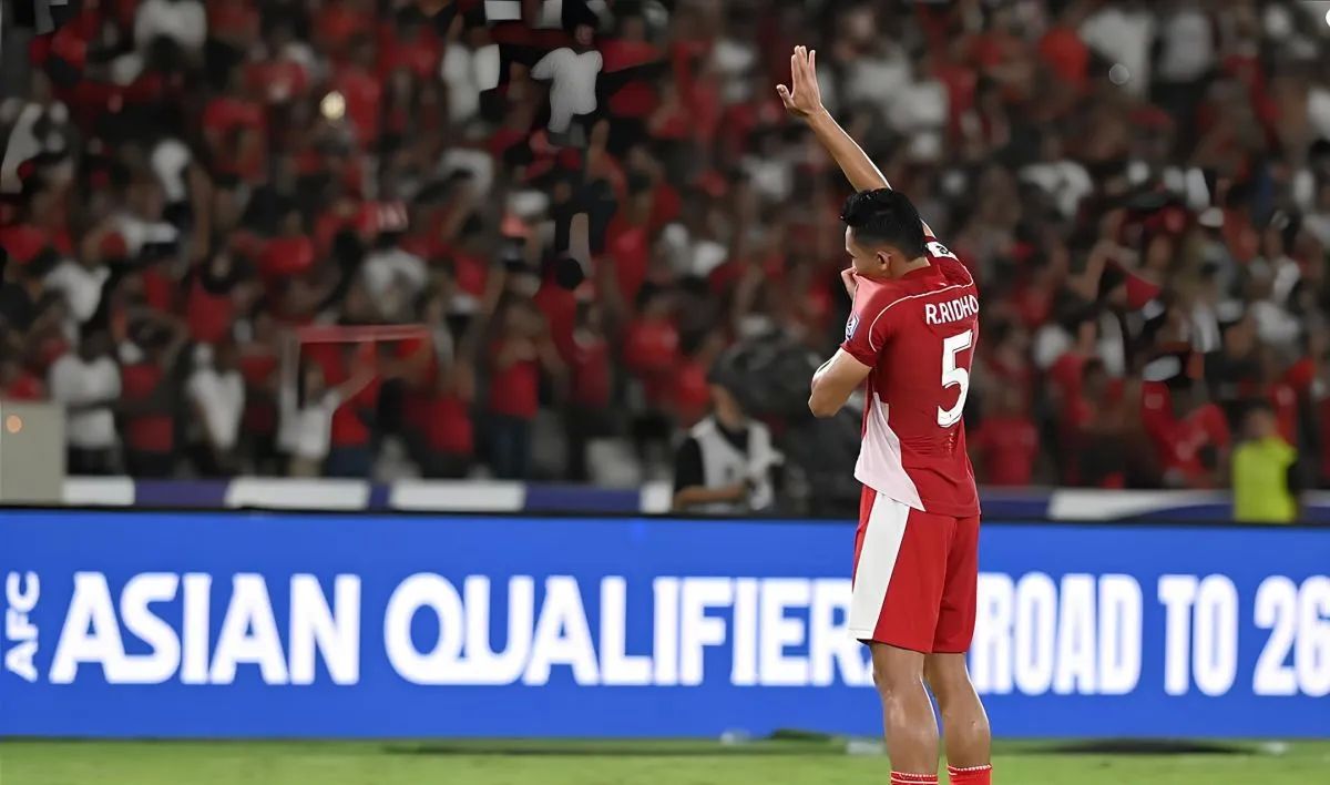 Pesepak bola Timnas Indonesia Rizky Ridho melakukan selebrasi seusai timnya mengalahkan Timnas Bahrain dalam pertandingan Grup C putaran ketiga Kualifikasi Piala Dunia 2026 zona Asia di Stadion Utama Gelora Bung Karno, Senayan, Jakarta, Selasa (25/3/ <b>(ANTARA)</b>