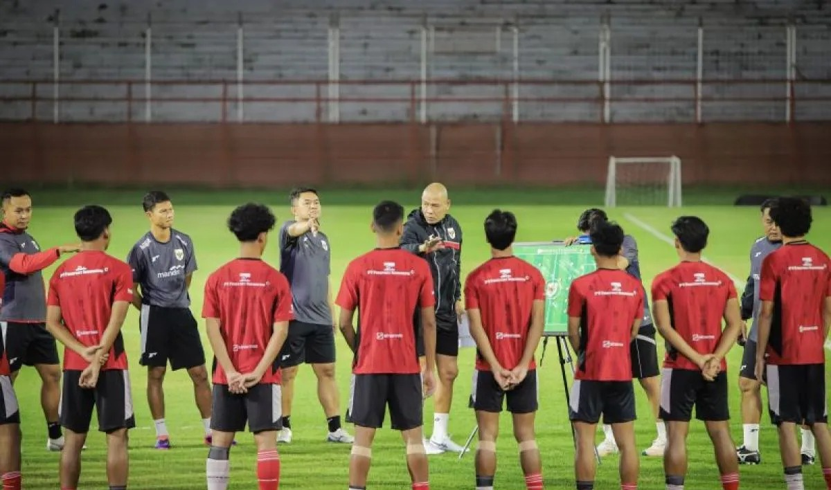 Arsip - Pelatih Timnas Indonesia U-20 Nova Arianto (tengah) memberikan arahan kepada pemainnya saat pemusatan latihan di Stadion Gelora 10 November, Surabaya, Jawa Timur, Kamis (5/3/2025). Timnas Indonesia U-20 mulai melakukan pemusatan latihan di Su <b>(Antara)</b>