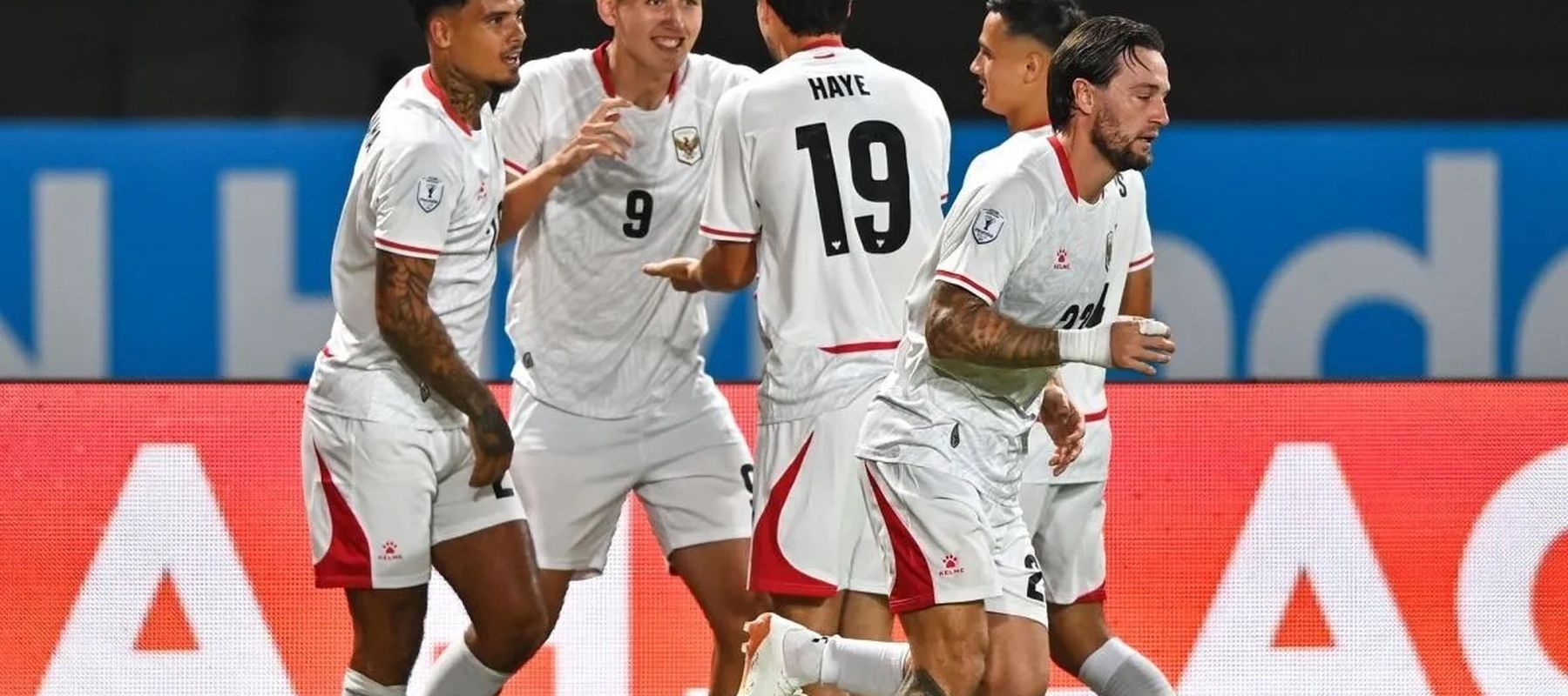 Pesepak bola Timnas Indonesia Mitchell Lee Baker (kedua kiri) berselebrasi dengan rekan-rekannya usai membobol gawang Timnas Kamboja pada pertandingan Grup A ASEAN Championship atau Piala AFF 2026 di Stadion Gelora Pakansari, Kabupaten Bogor, Jawa Ba