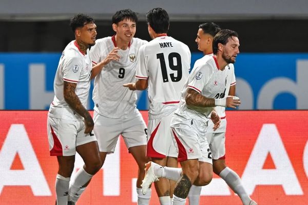 Pesepak bola Timnas Indonesia Mitchell Lee Baker (kedua kiri) berselebrasi dengan rekan-rekannya usai membobol gawang Timnas Kamboja pada pertandingan Grup A ASEAN Championship atau Piala AFF 2026 di Stadion Gelora Pakansari, Kabupaten Bogor, Jawa Ba