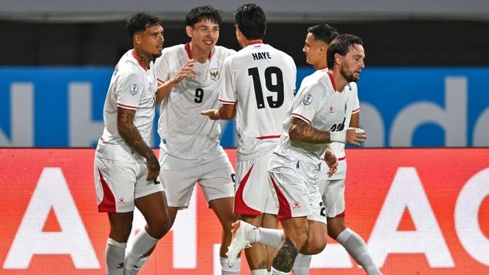 Pesepak bola Timnas Indonesia Mitchell Lee Baker (kedua kiri) berselebrasi dengan rekan-rekannya usai membobol gawang Timnas Kamboja pada pertandingan Grup A ASEAN Championship atau Piala AFF 2026 di Stadion Gelora Pakansari, Kabupaten Bogor, Jawa Barat, Senin, 27 Juli 2026.