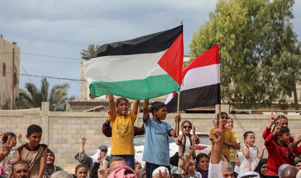 Warga Palestina menyambut gembira pengumuman kesepakatan gencatan senjata antara Israel dan Hamas di depan markas besar komite Mesir di Deir al-Balah, Jalur Gaza tengah, Kamis (9/10/2025) waktu setempat. Israel dan Hamas, Kamis (9/10) menyepakati gen <b>(ANTARA)</b>