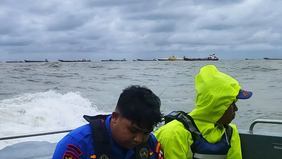 Ditpolair Korpolairud Baharkam Polri menunda pencabutan pagar laut di perairan Tangerang, Banten, pada Rabu pagi akibat cuaca buruk.