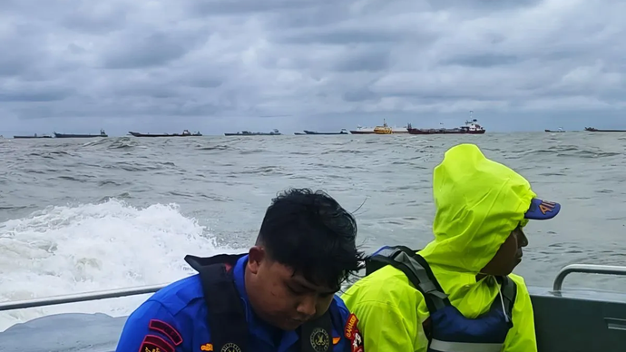 Personel Ditpolair Korpolairud Baharkam Polri menaiki kapal untuk melaksanakan pencabutan pagar laut di Tangerang, Banten, pada Rabu (29/1/2025). 