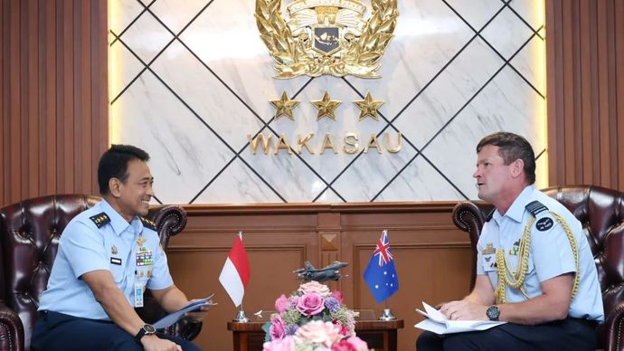 Wakil Kepala Staf Angkatan Udara Marsdya TNI Andyawan Martono Putra (kiri) bertemu dengan Atase Udara (Atud) Australia Group Captain Ben Cullen (kanan) di Mabesau, Jakarta, Jumat, 8 Agustus 2025.