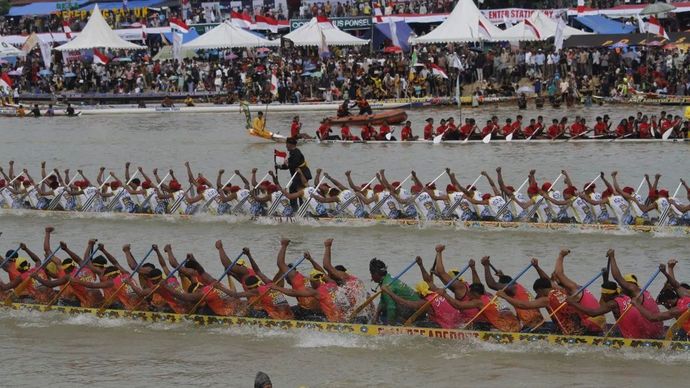 Peserta beradu kecepatan saat Festival Pacu Jalur 2025 di Sungai Kuantan, Kabupaten Singingi, Riau, Rabu, 20 Agustus 2025.