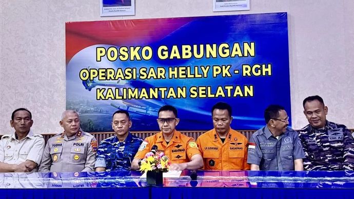 Direktur Operasi Basarnas Laksamana Pertama TNI Yudhi Bramantyo (tengah) memberikan keterangan dalam konferensi pers usai helikopter hilang kontak berhasil ditemukan di kawasan hutan, di Banjarbaru, Kalimantan Selatan, Rabu 3 September 2025 malam. ANTARA/Tumpal Andani Aritonang