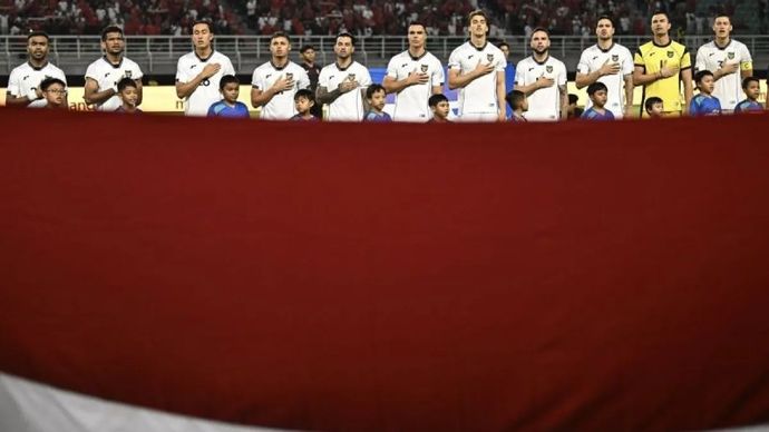 Para pemain Timnas Indonesia saat menyanyikan lagu Indonesia Raya sebelum melawan Lebanon dalam FIFA Matchday di Stadion Gelora Bung Tomo, Surabaya, Jawa Timur, Senin, 8 September 2025.