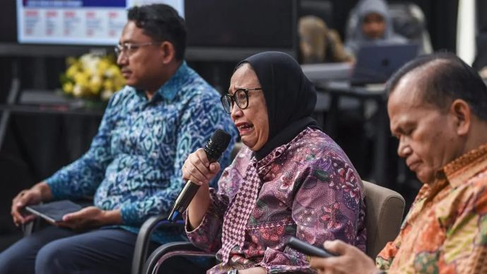 Wakil Kepala Badan Gizi Nasional (BGN) Nanik S. Deyang (tengah) didampingi Ketua Umum Pergizi Pangan sekaligus Guru Besar Ilmu Gizi IPB Hardinsyah (kanan) dan Staf Khusus BGN bidang komunikasi Redy Hendra Gunawan (kiri) memberikan keterangan di Kanto