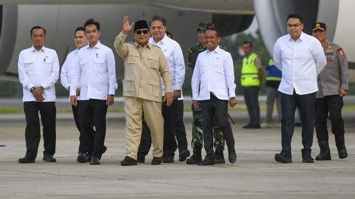 Presiden Prabowo Subianto (kempat kiri) melambaikan tangan didampingi Wakil Presiden Gibran Rakabuming (ketiga kiri), Menko Bidang Perekonomian Airlangga Hartarto (kelima kiri), Menteri ESDM Bahlil Lahadalia (kempat kanan), Kepala Badan Komunikasi Pemerintah Angga Raka Prabowo (kedua kanan), Menteri Sekretaris Negara Prasetyo Hadi (kiri), Menpora Erick Thohir (kedua kiri), Panglima TNI Jenderal TNI Agus Subiyanto (kempat kanan) dan Wakapolri Komjen Pol Dedi Prasetyo saat tiba di Pangkalan Udara TNI AU Halim Perdanakusuma, Jakarta, Sabtu (27/9/2025).