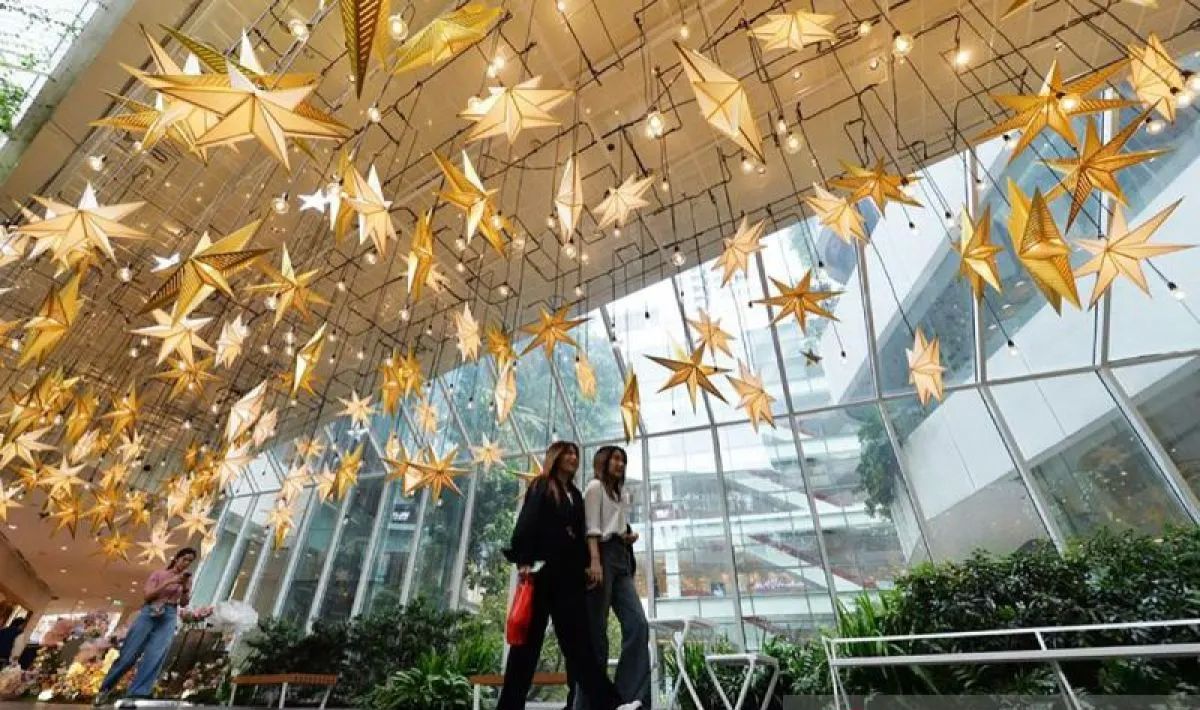 Warga berjalan-jalan di pusat perbelanjaan di Bangkok, Thailand, 5 November 2025.