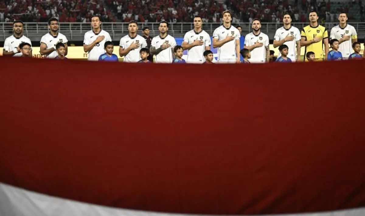 Para pemain Timnas Indonesia saat menyanyikan lagu Indonesia Raya sebelum melawan Lebanon dalam FIFA Matchday di Stadion Gelora Bung Tomo, Surabaya, Jawa Timur, Senin, 8 September 2025. <b>(Antara)</b>