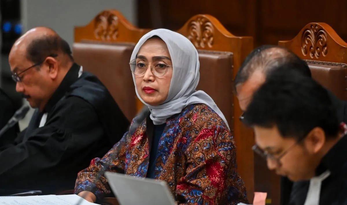 Terdakwa kasus dugaan korupsi di PT ASDP Ira Puspadewi (tengah) mendengarkan keterangan saksi saat sidang lanjutan di Pengadilan Tipikor, Jakarta, Kamis (18/9/2025). Sidang mantan Direktur Utama PT ASDP Indonesia Ferry (Persero) tersebut beragendakan <b>(Antara)</b>