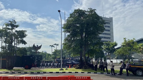 Sebanyak 6.678 personel gabungan dikerahkan untuk mengamankan aksi Hari Buruh Internasional yang berlangsung di kawasan Gedung DPR/MPR RI, Senayan, Jakarta, Jumat.