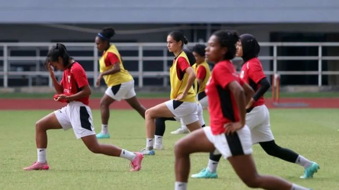 Sejumlah pesepak bola Timnas Putri Indonesia melakukan sesi latihan di Stadion Pakansari, Kabupaten Bogor, Jawa Barat, Rabu 30 Juli 2025. Latihan tersebut sebagai persiapan jelang Piala AFF Wanita 2025 di Vietnam yang dimulai 6 Agustus 2025, dan Timnas Putri Indonesia tergabung di Grup A bersama tuan rumah Vietnam, Thailand, dan Kamboja. ANTARA FOTO/Yulius Satria Wijaya/foc. (ANTARA FOTO/YULIUS SATRIA WIJAYA)