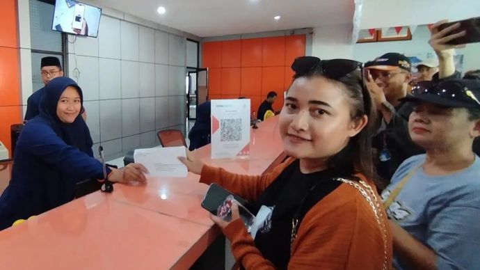 Seorang warga Pati, Jawa Tengah, menunjukkan surat dukungan kepada KPK yang dikirimkan melalui kantor Pos Pati, Jawa Tengah, Senin 25 Agustus 2025. ANTARA/Akhmad Nazaruddin Lathif