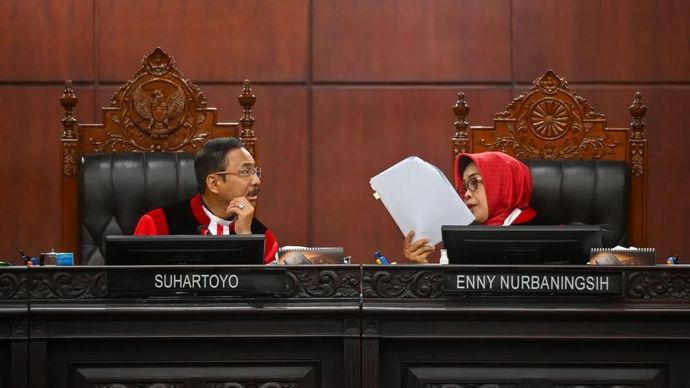 Ketua Mahkamah Konstitusi (MK) Suhartoyo (kiri) bersama Wakil Ketua MK Enny Nurbaningsih (kanan) memimpin sidang uji materiil UU nomor 28 tahun 2014 tentang Hak Cipta di Mahkamah Konstitusi, Jakarta, Kamis 31 Juli 2025. Sidang tersebut beragendakan mendengar keterangan saksi dan ahli dari pemohon. ANTARA FOTO/Rivan Awal Lingga/sgd.