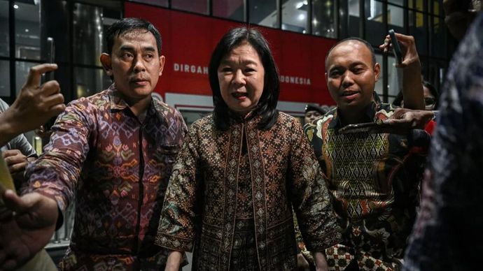 Deputi Gubernur Bank Indonesia Filianingsih Hendarta (tengah) berjalan usai menjalani pemeriksaan di Gedung Merah Putih KPK, Jakarta, Kamis 11 September 2025. ANTARA FOTO/Fauzan/YU