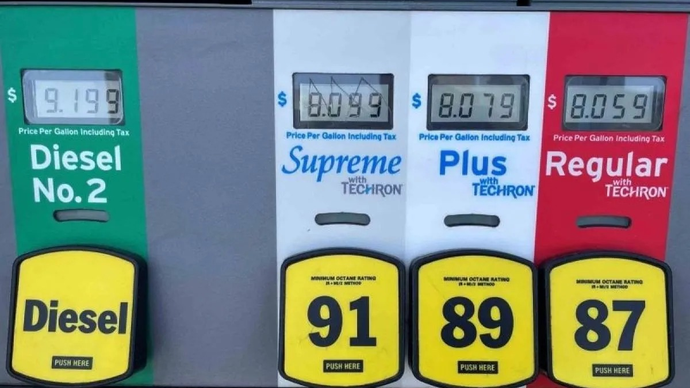 Ilustrasi - Harga bahan bakar minyak di atas 8 dollar AS per galon terlihat di mesin pengisian BBM di SPBU Chevron, Los Angeles, California, Amerika Serikat, Senin (30/5/2022). (ANTARA/FOTO/REUTERS/Lucy Nicholson/wsj.)