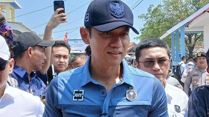 Menteri Koordinator Bidang Infrastruktur dan Pembangunan Kewilayahan atau IPK Agus Harimurti Yudhoyono (AHY) meninjau pengembangan Kampung Nelayan Merah Putih di Kabupaten Tangerang, Banten. (ANTARA/Azmi Samsul M)