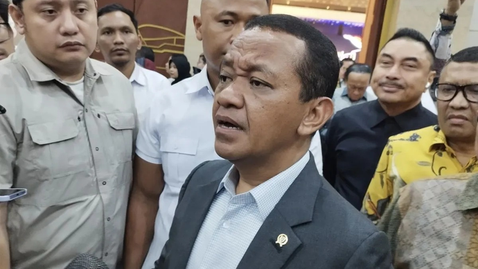 Ketua DPP Partai Golkar Bahlil Lahadalia saat diwawancarai di kompleks parlemen, Jakarta, Senin (20/4/2026). ANTARA/Bagus Ahmad Rizaldi