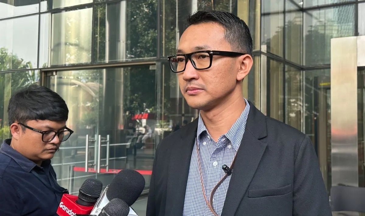uru Bicara Komisi Pemberantasan Korupsi Budi Prasetyo (kanan) memberikan keterangan di Gedung Merah Putih KPK, Jakarta. <b>(Antara)</b>