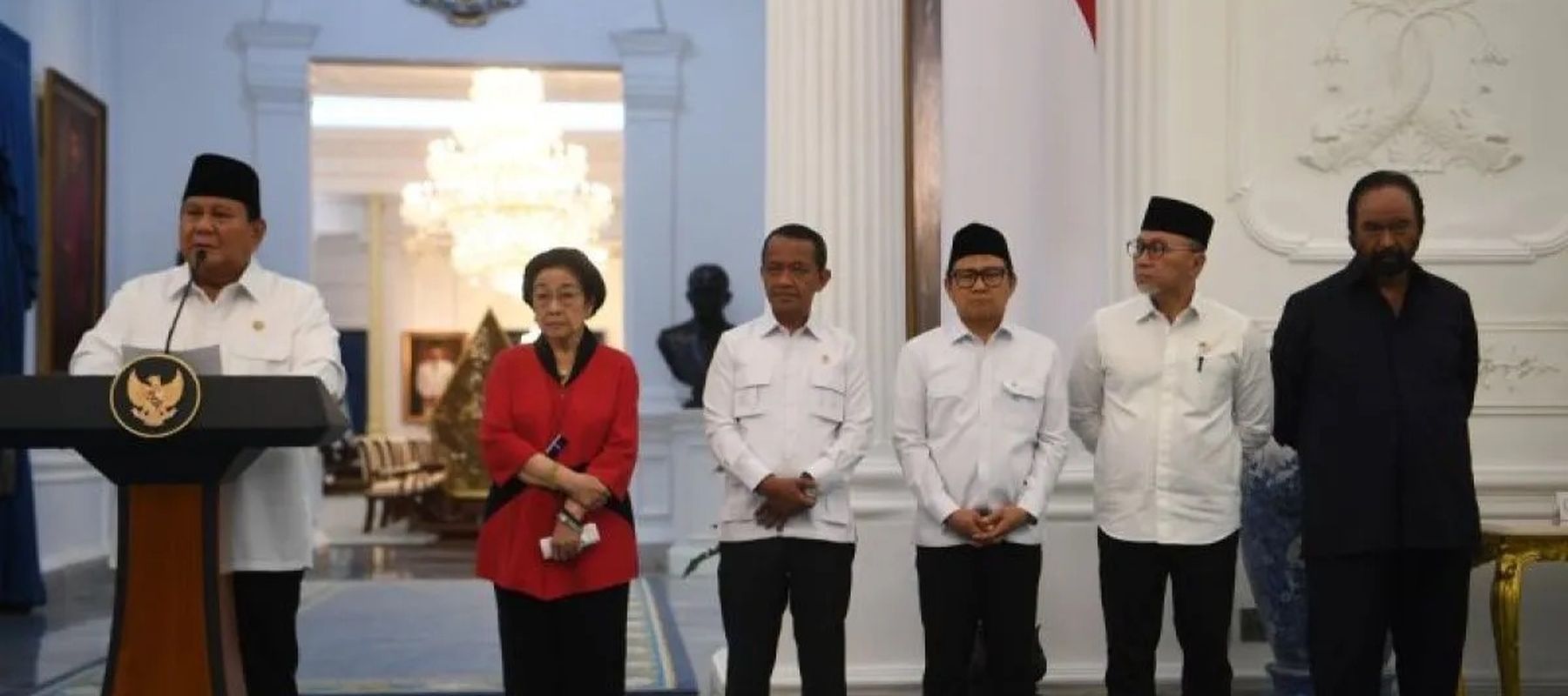 Presiden Prabowo Subianto didampingi, Ketua Umum PDIP sekaligus Presiden ke-5 RI Megawati Soekarnoputri, Ketum Partai Golkar Bahlil Lahadalia, Ketum PKB Muhaimin Iskandar, Ketum PAN Zulkifli Hasan dan Ketum Partai NasDem Surya Paloh.