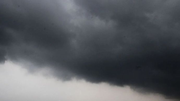  Awan hitam menyelimuti langit. 