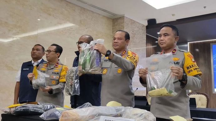 Kapolda Metro Jaya Irjen Pol. Asep Edi Suheri (kedua dari kanan) menunjukan alat bukti yang digunakan sejumlah tersangka untuk merusak fasilitas umum saat berlangsungnya unjuk rasa di Jakarta, Senin, 15 September 2025.