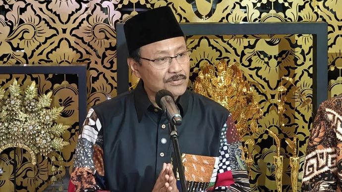 Menteri Sosial Saifullah Yusuf memberikan keterangan terkait penyaluran bantuan langsung tunai sementara (BLTS) Kesra melalui PT Pos Indonesia di Jakarta, Kamis (23/10/2025). 