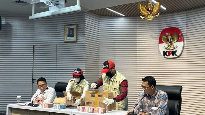 Pelaksana Tugas Deputi Penindakan dan Eksekusi Komisi Pemberantasan Korupsi, Asep Guntur Rahayu (kiri), bersama Juru Bicara KPK, Budi Prasetyo (kanan), menampilkan barang bukti kasus dugaan korupsi terkait pengajuan restitusi pajak pada lingkungan Kantor Pelayanan Pajak Madya Banjarmasin, Kalimantan Selatan.