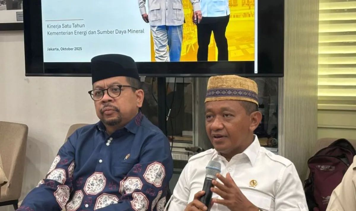 Menteri Energi dan Sumber Daya Mineral (ESDM) Bahlil Lahadalia (kanan) memberi keterangan di kompleks Istana Kepresidenan, Jakarta, Jumat (24/10/2025).  <b>(ANTARA)</b>