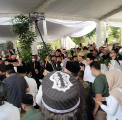 Ratusan Warga Antar Jenazah Alex Noerdin ke TPU Kebun Bunga Palembang