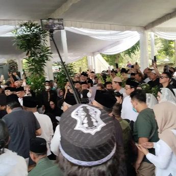 Ratusan Warga Antar Jenazah Alex Noerdin ke TPU Kebun Bunga Palembang