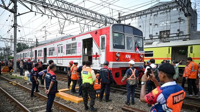 Sejumlah petugas mengevakuasi rangkaian KRL Commuter Line nomor 1189 relasi Bogor-Jakarta Kota yang anjlok di emplasemen Stasiun Jakarta Kota, Jakarta, Selasa (5/8/2025). Akibat kejadian tersebut, PT KAI Commuter Line melakukan rekayasa pola operasi yaitu perjalanan KRL Commuter Line tujuan Stasiun Jakarta Kota dari Stasiun Bogor perjalanannya hanya sampai Stasiun Manggarai. ANTARA FOTO/Fauzan/rwa. (ANTARA FOTO/FAUZAN)